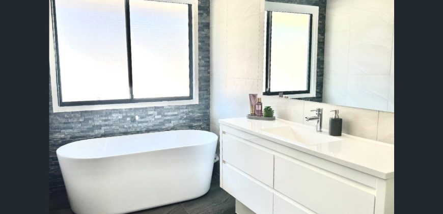 1 Manra Way, Pacific Pines, Qld 4211